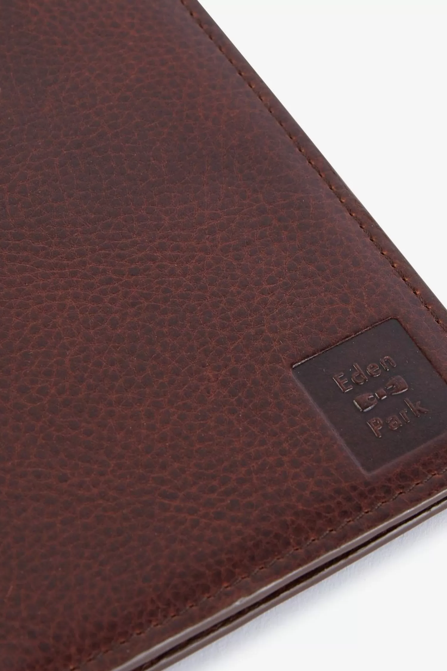 porte_feuille_passeport_en_cuir_marron_fonce_2.webp Eden Park Porte Feuille Passeport En Cuir Marron Fonce-Homme Portefeuilles