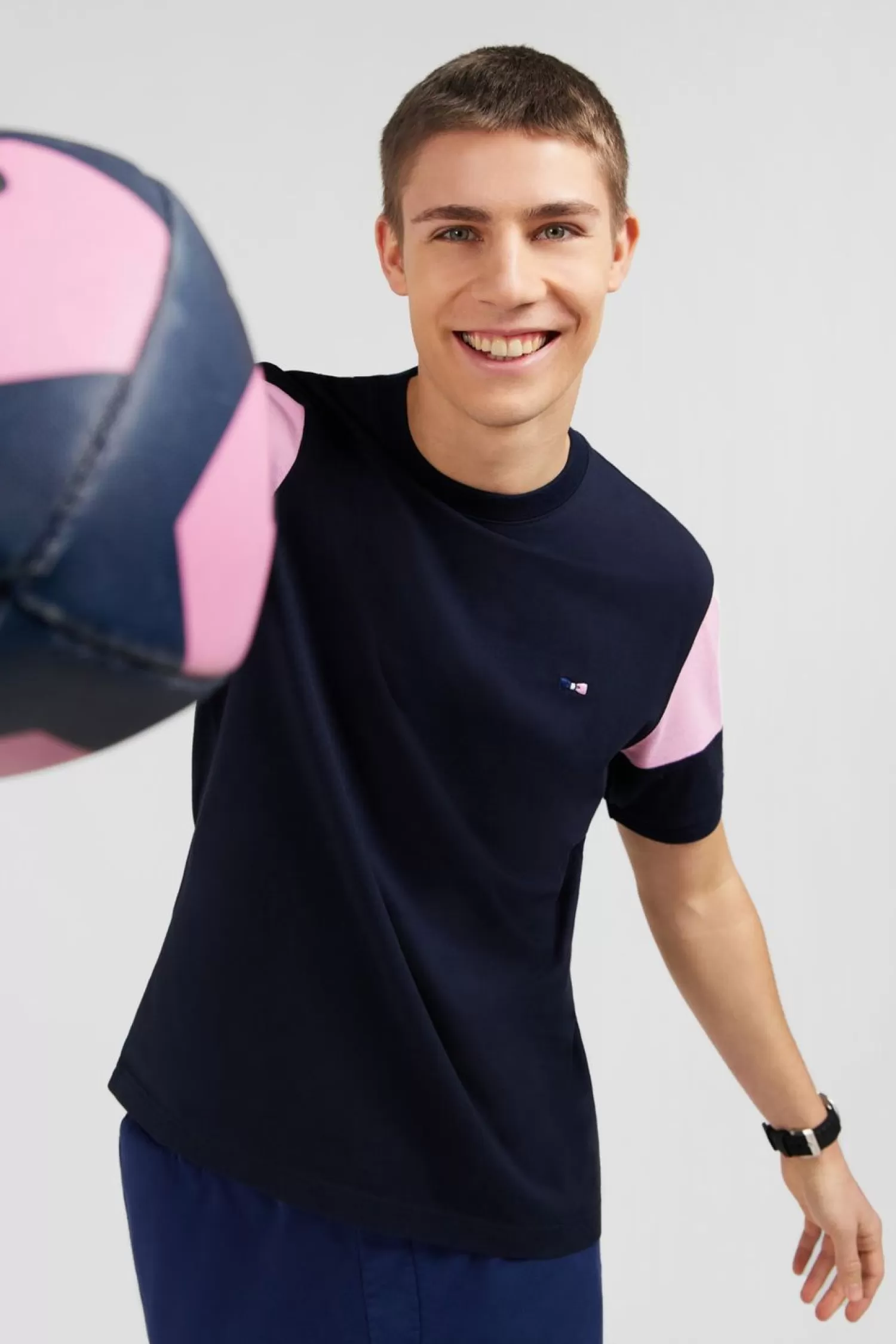 tshirt_manches_courtes_marine_en_coton_embleme_noeud_papillon_2.webp Eden Park T-Shirt Manches Courtes Marine En Coton Embleme Noeud Papillon-Homme T-Shirts