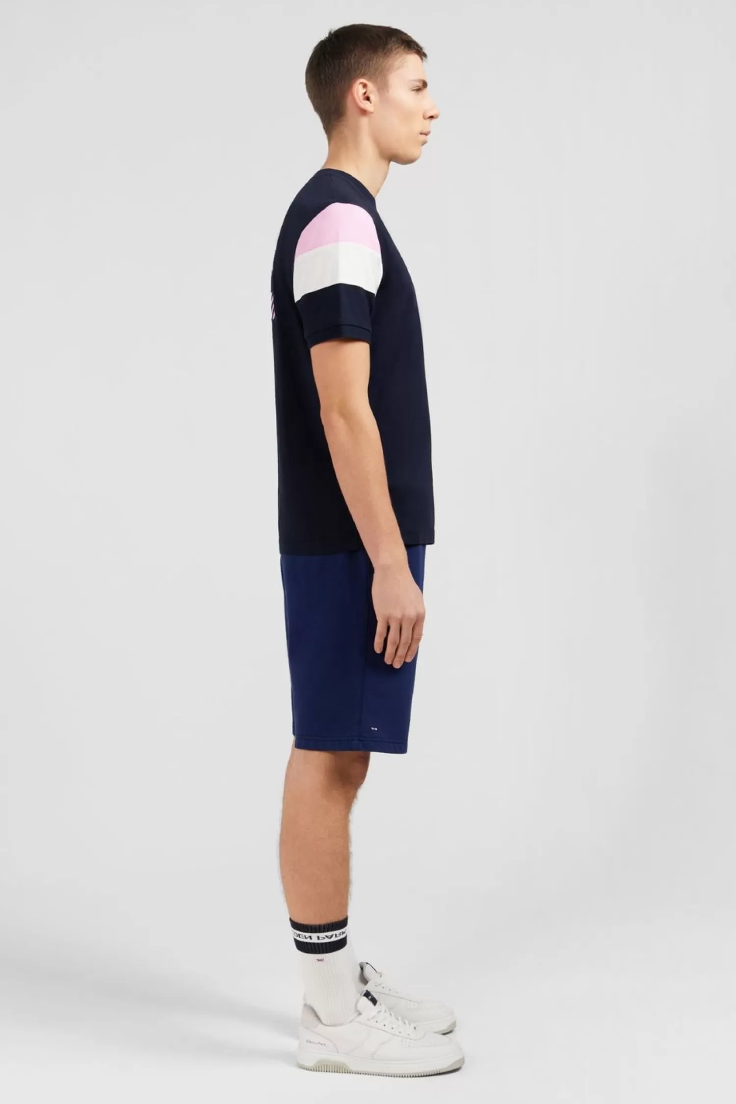 tshirt_manches_courtes_marine_en_coton_embleme_noeud_papillon_3.webp Eden Park T-Shirt Manches Courtes Marine En Coton Embleme Noeud Papillon-Homme T-Shirts